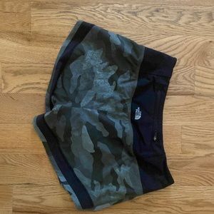 SUPER CUTE NORTHFACE camo shorts